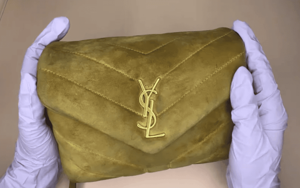 Comment enlever les taches spécifiques sur un sac en daim ?